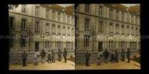 Soldaten vor dem als Militärbüro genutzten Schulgebäude, Stenay