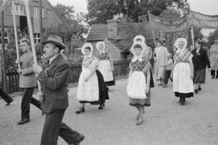 Erntefest in Nochten. Festumzug : Žnjenski swjedźeń we Wochozach. Swjedźenski ćah : Nochten / Wochozy
