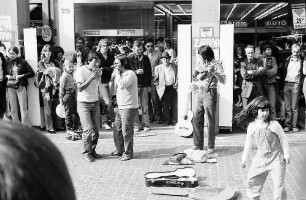 Freiburg i. Br.: Straßenmusikanten in der Rathausgasse, Ecke Kaiser-Joseph-Straße