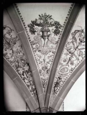 Klosterkirche; aufgedecktes Fresko im Gewölbe auf der Südwand