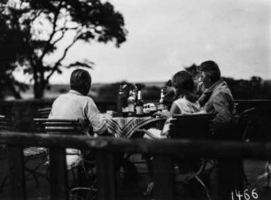 Personen an einem Tisch (Afrika-Expedition 1931-1932)