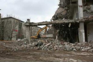 Dresden-Altstadt, Prager Straße. Centrum Warenhaus. Teilansicht mit Bagger während des Abrisses
