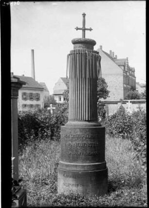 Durlach Alter Friedhof Grabstein des Generalleutnant von Neuenstein