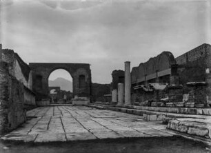 Pompeji, Forum Civile, Blick auf den Ehrenbogen für Tiberius