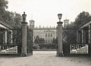 Reklametafeln am Eingang zu Schloss Albrechtsberg in Dresden