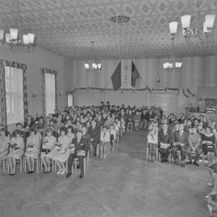 Jugendweihe Schirgiswalde : Schirgiswalde. Saal mit Jugendlichen und ihren Gästen anlässlich der Jugendweihe 1965