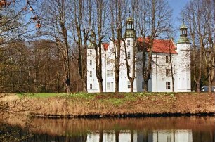 Süd- und Ostfassade, davor Lindenreihe und äußerer Schlossgraben, 15. April 2010