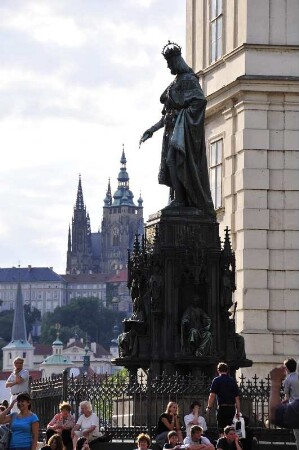 Kaiserdenkmal : Kaiserdenkmal am Altstädter Brückenturm, dahinter auf der Kleinseite der Hradschin