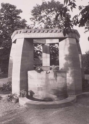 Alzey, Denkmalsbrunnen für die Gefallenen des 1. Weltkrieges : Alzey. Denkmalsbrunnen für die Gefallenen des 1. Weltkrieges (Sandstein, nach 1918)