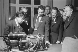 Dresden-Räcknitz, Zellescher Weg 12/14 (Willers-Bau der TH Dresden). Serie "Jahrestagung Deutsche Mathematiker-Vereinigung Dresden 1957". Gruppe von Wissenschaftlern bei der Vorführung einer Gerätebaugruppe