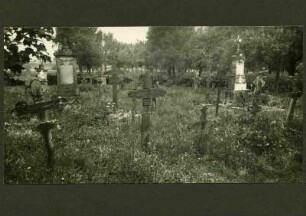 Bei Bergzabern, Friedhof, alte Grakreuze. Hoher Grabstein links für Michael Bast