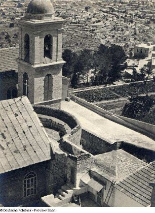 Schiffsreise Ägypten - Palästina - Syrien 1934. Blick von einem erhöhten Standort auf die Wehranlage einer Stadt. Ansicht mit Kirche und Glockenturm (?)