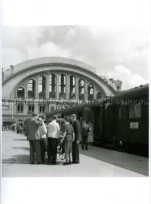Anhalter Bahnhof, Reisende an einem Kioskwagen auf dem Bahnsteig