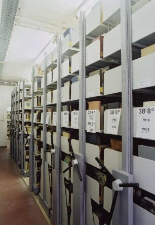 Sächsische Landesbibliothek - Staats- und Universitätsbibliothek Dresden. Zentralbibliothek (ehem. Landesbibliothek). Kellergeschoss (Anbau). Abteilung Benutzung, Magazin mit Hebelschubanlage : Dresden-Neustadt, Marienallee 12. Sächsische Landesbibliothek - Staats- und Universitätsbibliothek Dresden. Zentralbibliothek (ehem. Landesbibliothek). Kellergeschoss (Anbau). Abteilung Benutzung, Magazin mit Hebelschubanlage