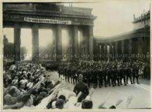 SS-Aufmarsch am Brandenburger Tor