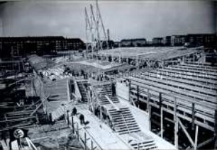 Die große Tribüne für die Maifeier auf dem Tempelhofer Feld im Bau
