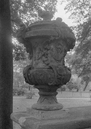 Zwei Vasen mit antiken Büsten — Vase