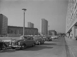 Dresden. Blick entlang der Leningrader Straße, rechts Appartementhaus Prager Straße