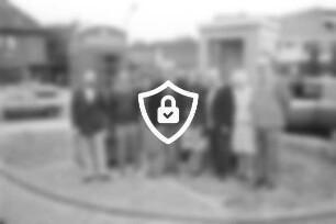 Einweihung des Marktplatzes: Gemeinde: Bürgervorsteher [Name maskiert] mit Vertretern der Gemeinde vor einer britischen Telefonzelle