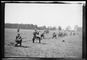 bei Fröttmaning (Stadt München): Soldaten der 3. Eskadron mit Pickelhaube und angelegtem Gewehr im Feld kniend (Vorderansicht)