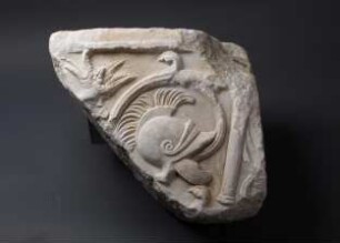 Fragment eines Rankenfrieses mit Waffen