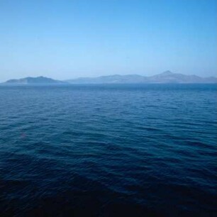Insel Aigina. Insel Aigina mit der im Süden vorgelegten Insel Moní. Blick auf Pérdika