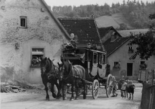 Rothenburg ob der Tauber. Eine historische Postkutsche als Touristenattraktion. Einheimische Kinder erfreuen sich auch darüber