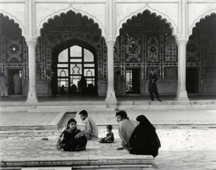Pakistanische Familie im Hof vor dem Spiegelpalast in Lahore