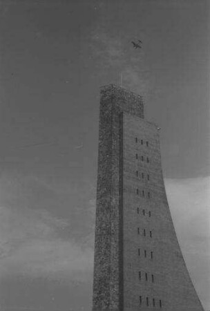 Laboe: Marineehrenmal, Flieger darüber