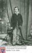 Edward VII. König v. Großbritannien, Prinz Albert v. Wales (1841-1910) / Porträt, vor Raumkulisse stehendes Jugendbildnis / rechtsblickende Ganzfigur, Stock und Zylinder in den Händen haltend
