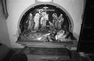 Rötteln: Gruft mit Figuren in der Kirche
