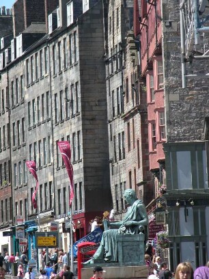 Hauptstarße : Die Royal Mile in Edinburgh, aufgenommen im Juni 2005. Foto Uwe Gerig