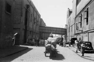 Reisefotos Orient. Straßenbild mit Speicherbauten, wohl in Haifa in Hafennähe