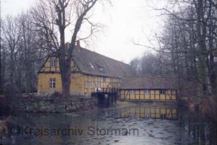 Gut Jersbek: Wirtschaftsgebäude: Blick von Nordosten: Giebelseite, Giebel mit Vorkragung und Fachwerk: Traufseite mit Fachwerk, Holzbalkon: rechts niedriger Querbau: im Vordergrund Wassergraben