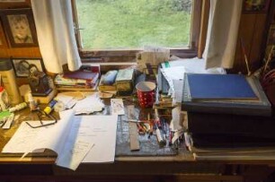 Arbeitsplatz von Kito Lorenc (1938-2017) in seinem Haus in Wuischke (unberührt seit seinem Tod am 24.09.2017); sorbisch-deutscher Schriftsteller, Lyriker, Übersetzer