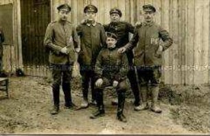 Deutsche Kriegsgefangene vor einem Lagergebäude