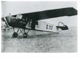 Verkehrsflugzeug der Lufthansa D 717, eine Fokker-Grulich F II, kann vier Passagiere aufnehmen. Eine solche Maschine (D 757) stürzte am 24. 8.1929 bei Schlüchtern ab