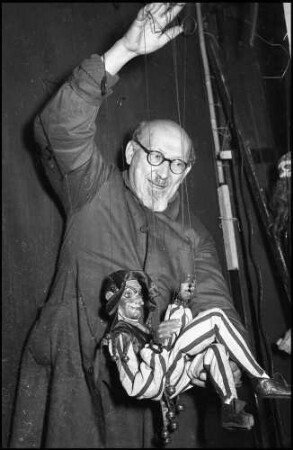 Freiburg: Schichte Marionettentheater, Herr Schichte mit Figur