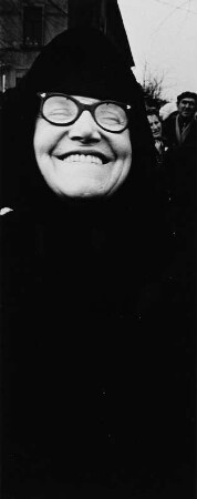 Alte Frau mit Brille