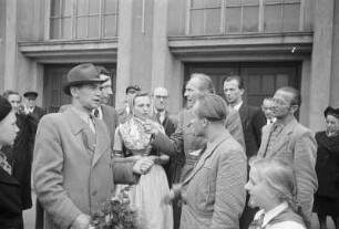 Kurt Krenz, Vorsitzender der Domowina im Gespräch mit Martin Kasper, Jurij Brězan, Jan Šołta. Im Hintergrund Anton Nawka und Jurij Wuješ : Kurt Krjeńc w rozmołwje z Měrćinom Kasperom, Jurjom Brězanom a Janom Šołtu. W pozadku Anton Nawka a Jurij Wuješ : Bautzen / Budyšin