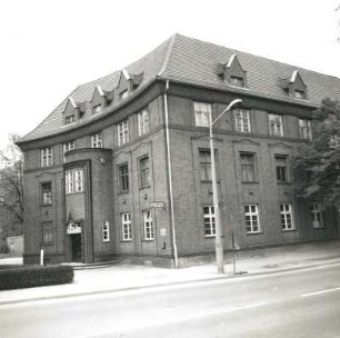 Calau, Karl-Marx-Straße 130. Verwaltungsgebäude (Polizeibehörde, sogenanntes Kreishaus. 1924/1926; Thiede). Straßenansicht mit Hauptportal