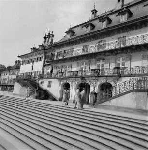 Dresden-Pillnitz. Schloß (1720-1725, M. D. Pöppelmann; 1788-1791, J. D. Schade). Wasserpalais, Elbseite mit Freitreppe