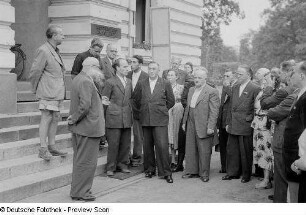 Besucher vor dem "Weißen Haus" (Kulturhaus)