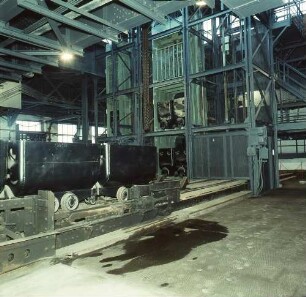 Hängebank mit Grubenfahrzeug (Hunt). Oelsnitz: Bergbaumuseum