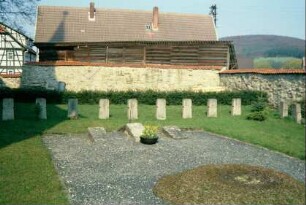 Gedenkfriedhof mit Grabsteinen der in beiden Kriegen Gefallenen