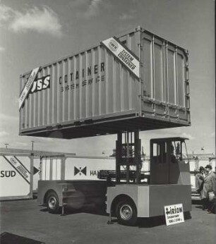 Hamburger Hafen. Containerstapler demonstriert den Transport eines Frachtcontainers