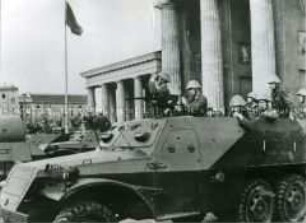 Panzerwagen mit Bereitschaftspolizei am Brandenburger Tor