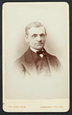 Porträt Friedrich Wagner : Foto-/Bildersammlung Stenografische Sammlung. Porträt Friedrich Wagner. Photographie. Carte de visite (1876/1880; T. Kirsten). Dresden: SLUB P a 0577
