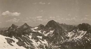 Allgäuer Alpen : Österreich. Tirol. Allgäuer Alpen. Blick vom Schwarzmilzferner südlich der Mädelegabel nach Nordosten. Von links nach rechts: Krottenspitze: Großer Krottenkopf (2657 m), Ramstallkopf