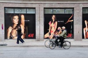 Freizügigkeit in Kopenhagen : Werbeposter eines bekannten Textilherstellers. Aufgenommen in Kopenhagen im Mai 2008